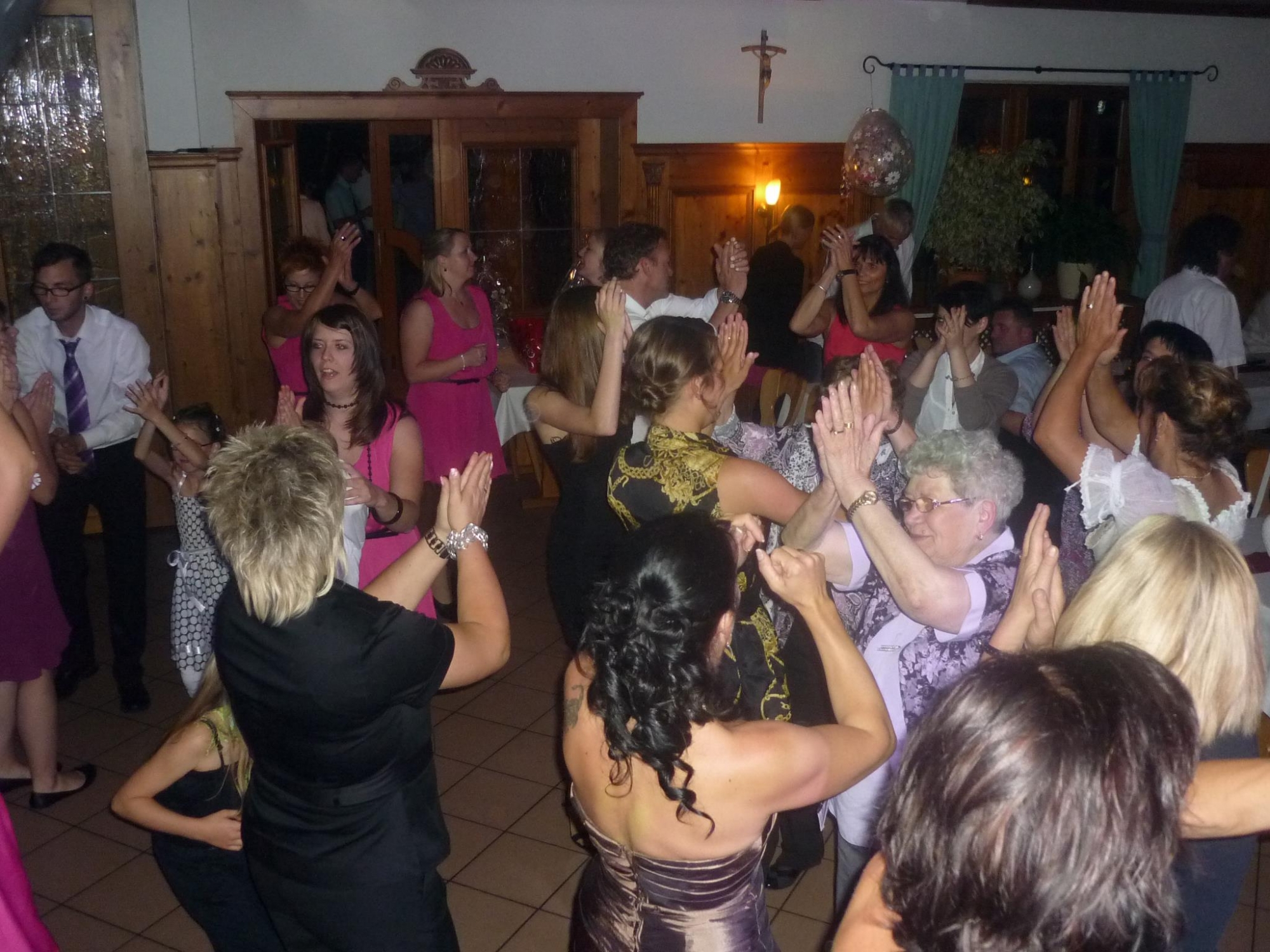 Jung und alt tanzt auf Hochzeit Dj Markus Schuh Augsburg
