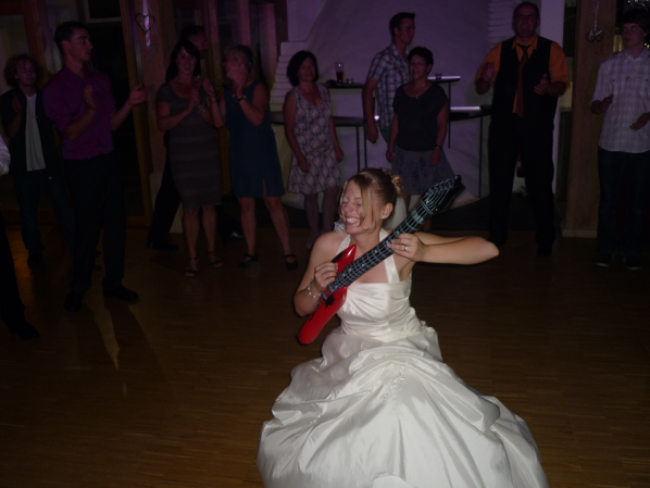 Braut hat Spass mit Luftgitarre mit Hochzeits Dj Markus Schuh