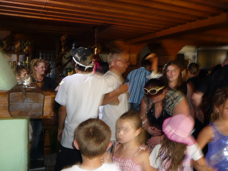 Kleine feier Gäste haben Spass mit Hochzeits Dj Markus Schuh