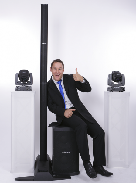 lässiger Hochzeits DJ Markus Schuh aus Augsburg mit seiner Bose-Anlage